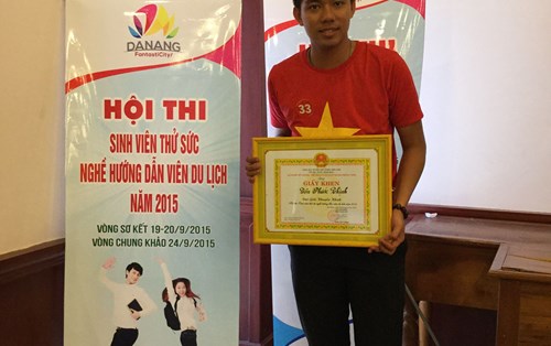 Sinh viên Tôn Phước Thịnh tham gia vòng thi chung kết hội thi "sinh viên thử sức với nghề Hướng dẫn viên du lịch 2015"